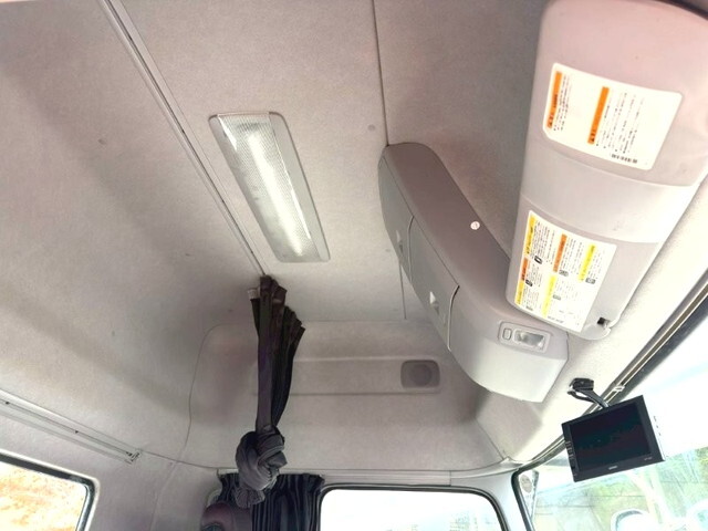 UDトラックスクオントレーラーヘッド（トラクターヘッド）大型（10t）[写真18]