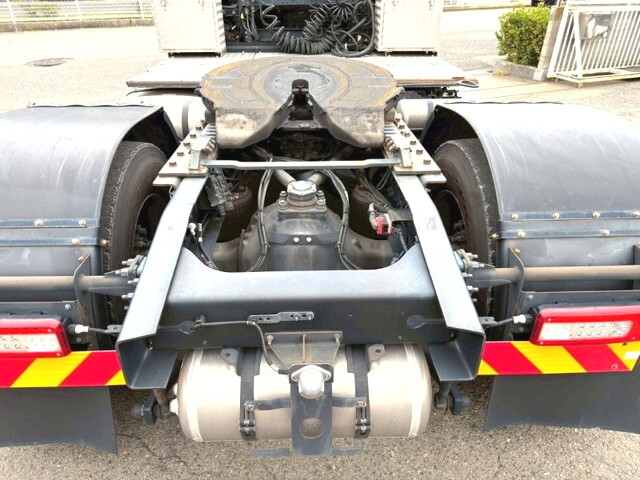 UDトラックスクオントレーラーヘッド（トラクターヘッド）大型（10t）[写真05]