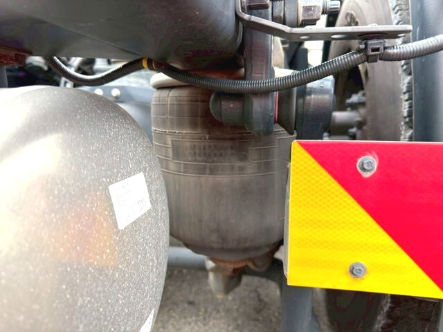 UDトラックスクオントレーラーヘッド（トラクターヘッド）大型（10t）[写真06]