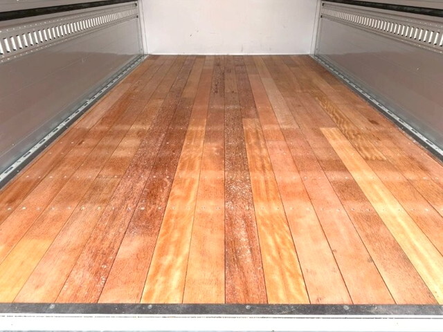 いすゞエルフアルミウイング小型（2t・3t）[写真08]