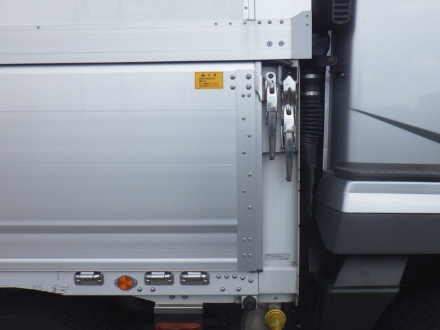 三菱ふそうスーパーグレートアルミウイング大型（10t）[写真22]