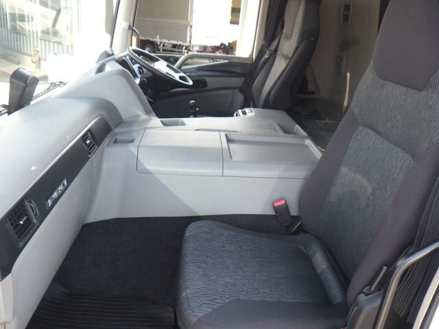 三菱ふそうスーパーグレートアルミウイング大型（10t）[写真38]