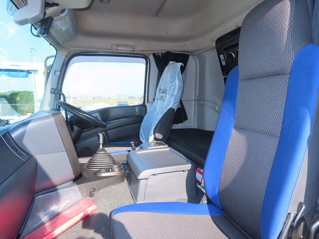 いすゞギガアルミウイング大型（10t）[写真23]