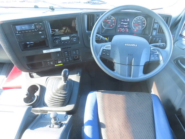 いすゞギガアルミウイング大型（10t）[写真24]