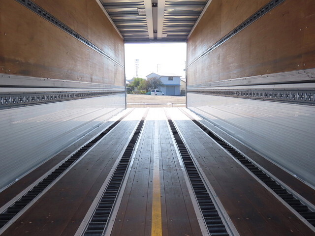 いすゞギガアルミウイング大型（10t）[写真30]