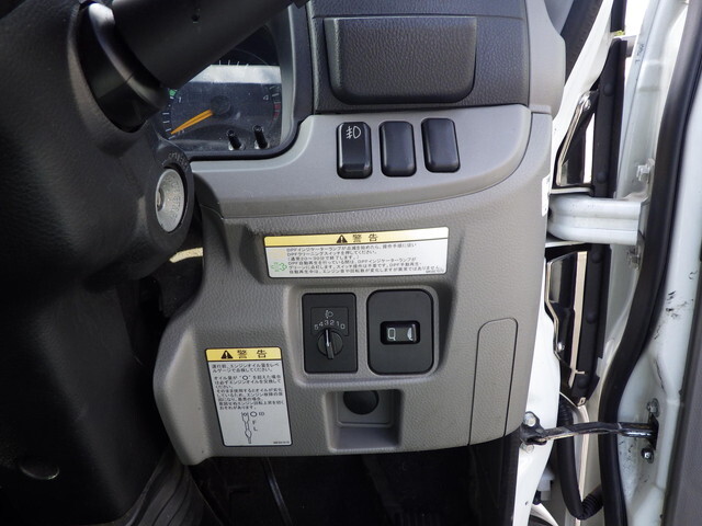三菱ふそうキャンター平ボディ小型（2t・3t）[写真17]