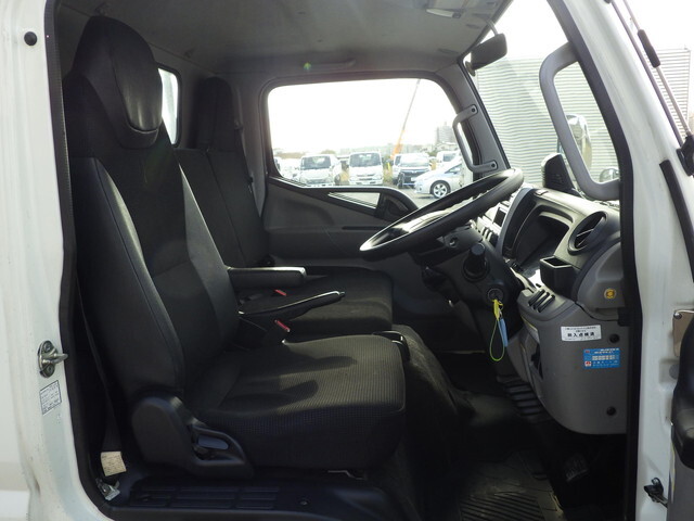 三菱ふそうキャンター平ボディ小型（2t・3t）[写真08]