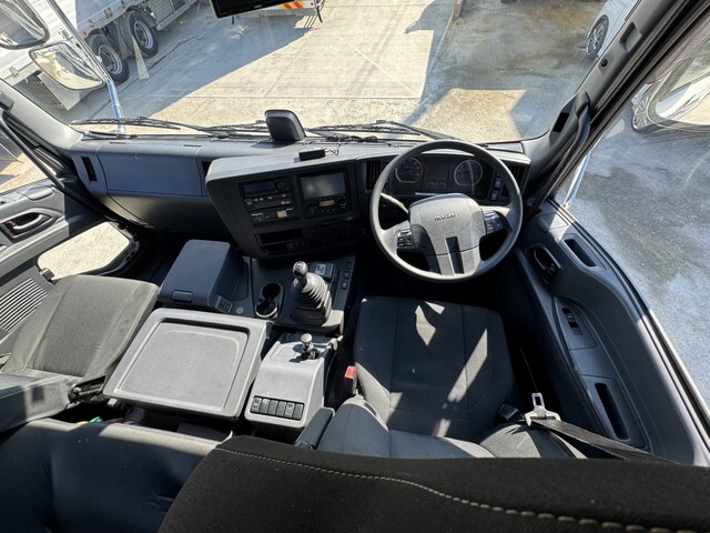 いすゞギガアルミウイング大型（10t）[写真10]