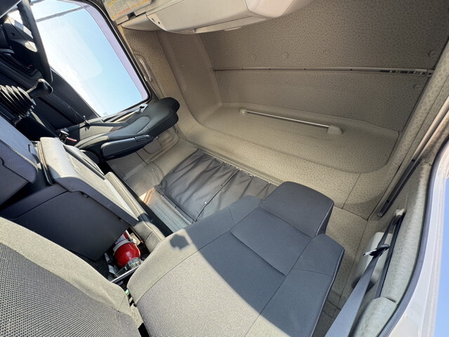 いすゞギガアルミウイング大型（10t）[写真12]