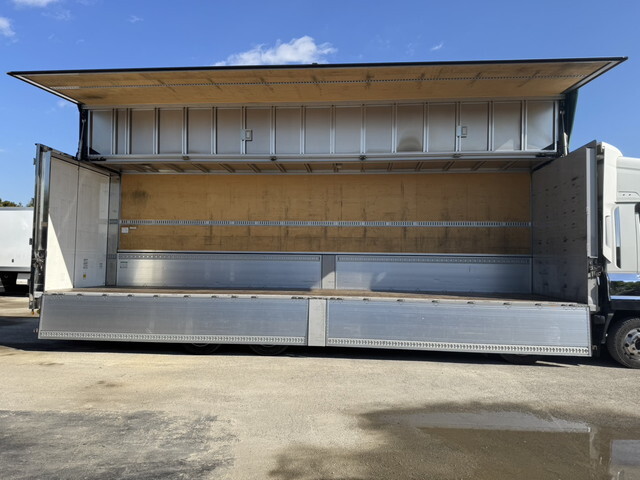 いすゞギガアルミウイング大型（10t）[写真22]