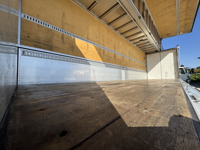 いすゞギガアルミウイング大型（10t）[写真25]