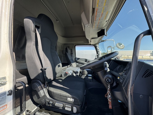 いすゞギガアルミウイング大型（10t）[写真09]