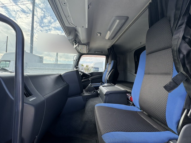 いすゞギガアルミウイング大型（10t）[写真10]