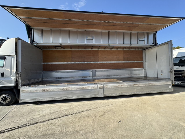 いすゞギガアルミウイング大型（10t）[写真25]