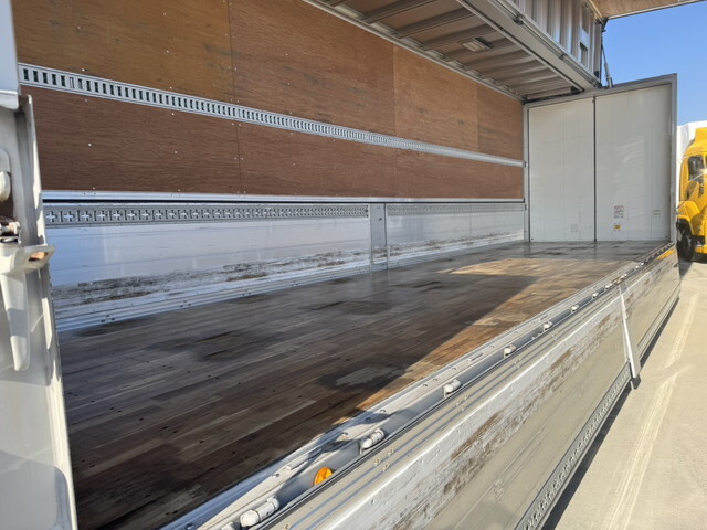 いすゞギガアルミウイング大型（10t）[写真26]