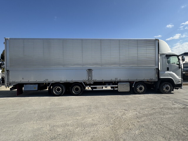 いすゞギガアルミウイング大型（10t）[写真08]