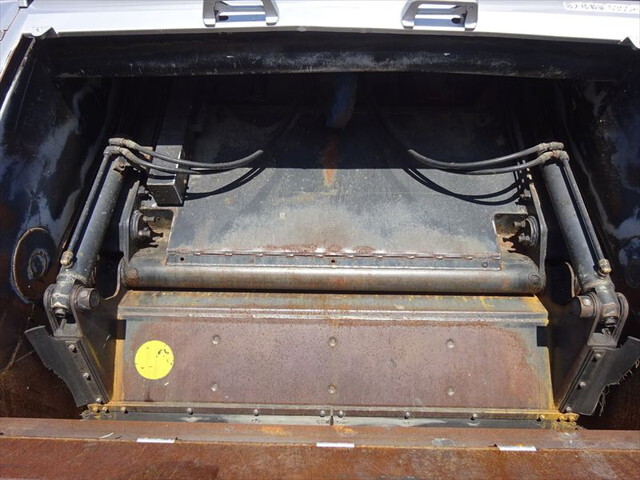 UDトラックスコンドルパッカー車（塵芥車）増トン（6t・8t）[写真11]