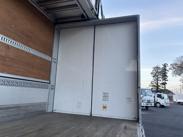 UDトラックスクオンアルミウイング大型（10t）[写真27]