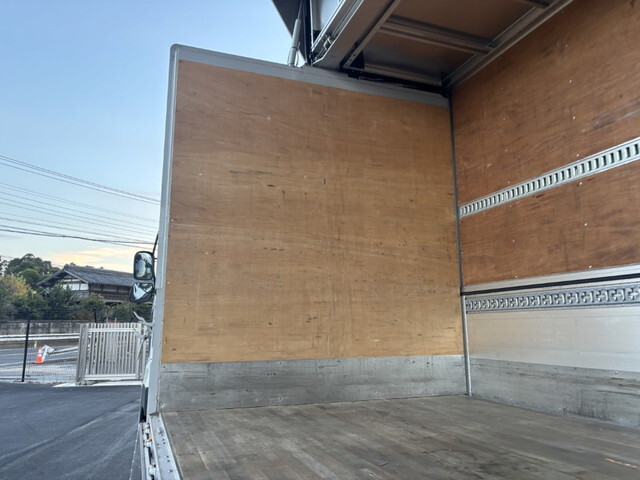 UDトラックスクオンアルミウイング大型（10t）[写真28]