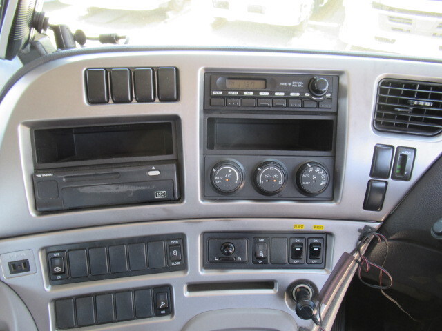 UDトラックスその他の車種ダブルキャブ（Wキャブ）大型（10t）[写真24]