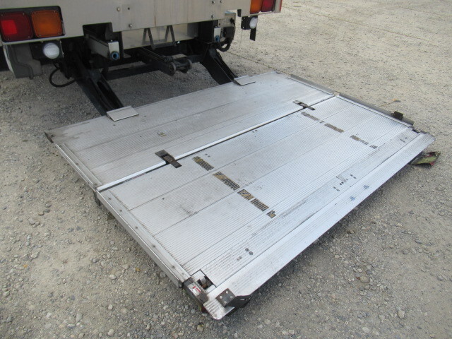 いすゞフォワード冷凍車（冷蔵車）中型（4t）[写真13]