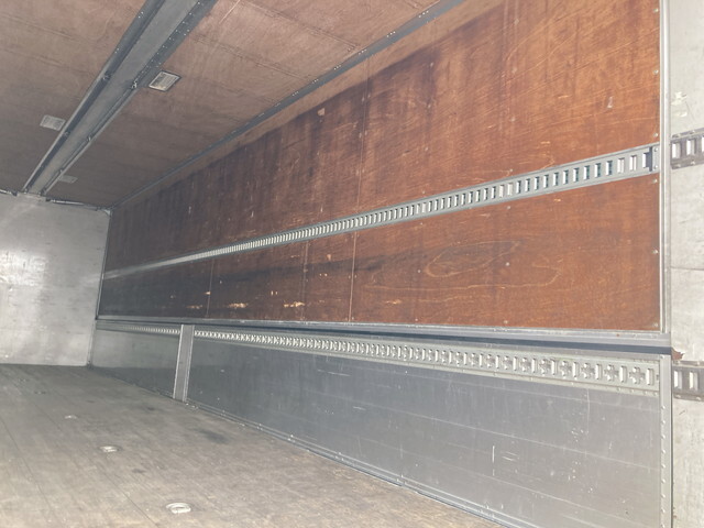 いすゞギガアルミウイング大型（10t）[写真12]