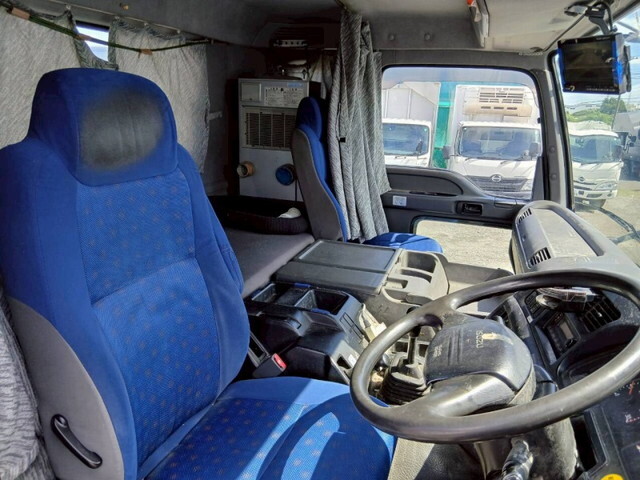 いすゞギガバルク車（粉粒体運搬車）大型（10t）[写真40]