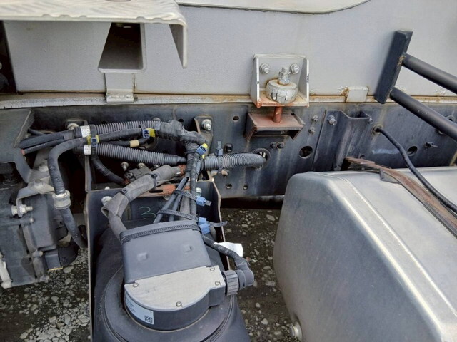 いすゞギガバルク車（粉粒体運搬車）大型（10t）[写真11]