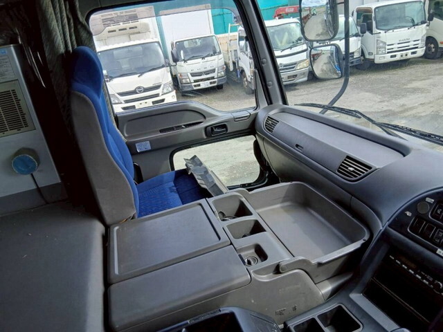 いすゞギガバルク車（粉粒体運搬車）大型（10t）[写真32]