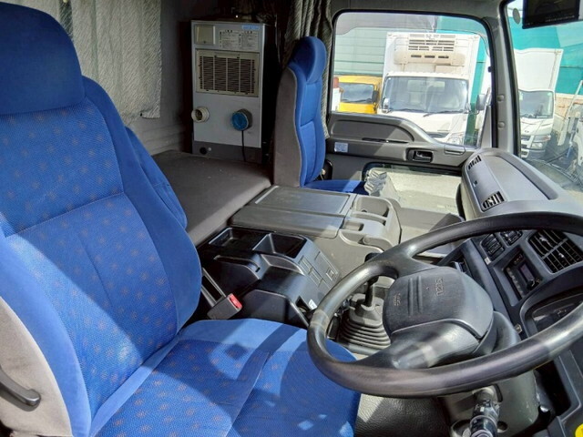 いすゞギガバルク車（粉粒体運搬車）大型（10t）[写真40]