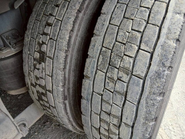 いすゞギガバルク車（粉粒体運搬車）大型（10t）[写真08]