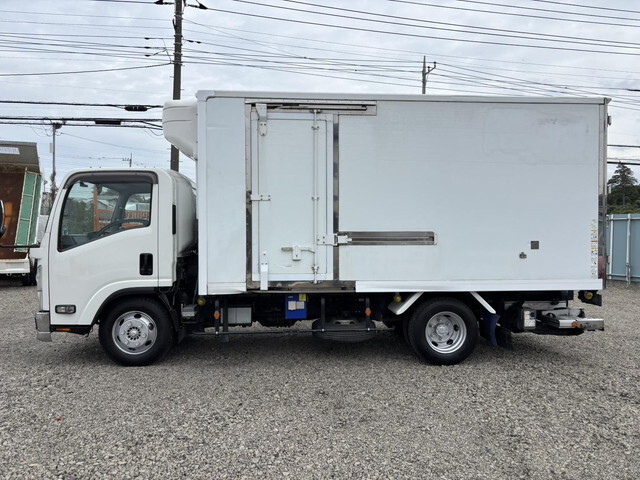 いすゞエルフ冷凍車（冷蔵車）小型（2t・3t）[写真03]