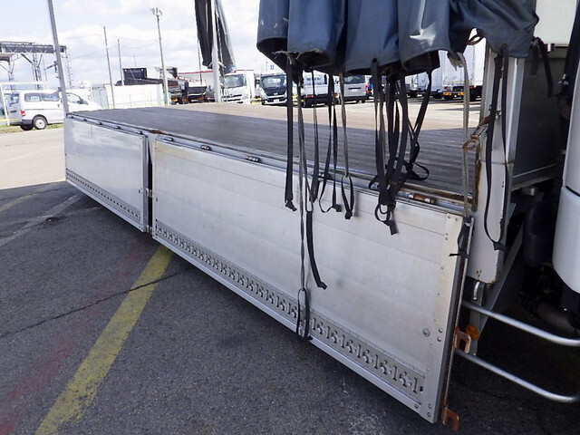 三菱ふそうファイターカーテン車中型（4t）[写真32]