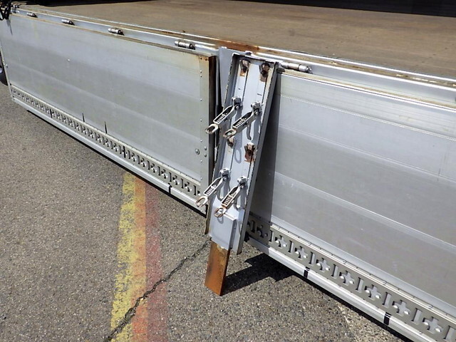 三菱ふそうファイターカーテン車中型（4t）[写真35]