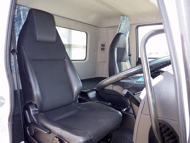 三菱ふそうファイターカーテン車中型（4t）[写真39]