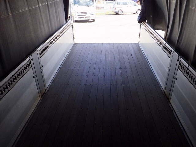 三菱ふそうファイターカーテン車中型（4t）[写真08]