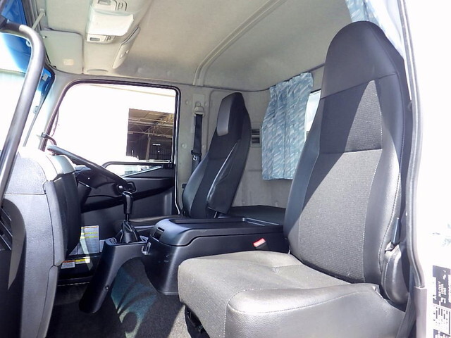 三菱ふそうファイターカーテン車中型（4t）[写真09]