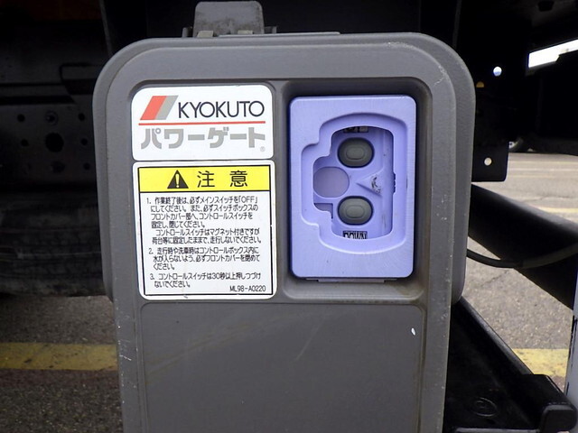 三菱ふそうキャンター平ボディ小型（2t・3t）[写真11]