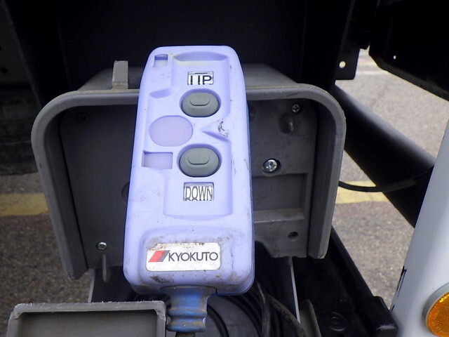 三菱ふそうキャンター平ボディ小型（2t・3t）[写真13]