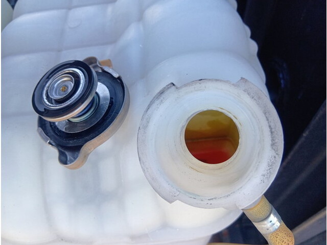 UDトラックスクオントレーラーヘッド（トラクターヘッド）大型（10t）[写真12]