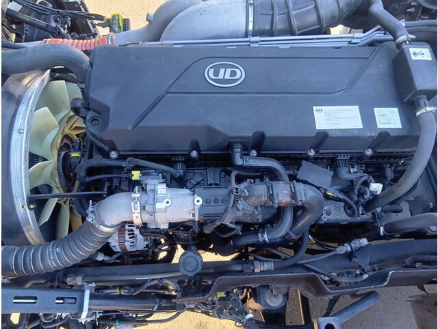 UDトラックスクオントレーラーヘッド（トラクターヘッド）大型（10t）[写真13]