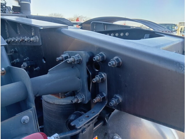 UDトラックスクオントレーラーヘッド（トラクターヘッド）大型（10t）[写真16]