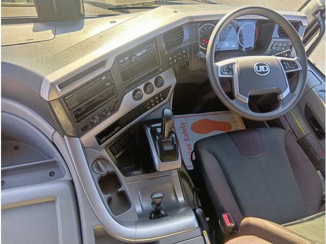 UDトラックスクオントレーラーヘッド（トラクターヘッド）大型（10t）[写真22]