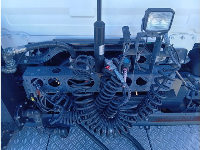 UDトラックスクオントレーラーヘッド（トラクターヘッド）大型（10t）[写真08]