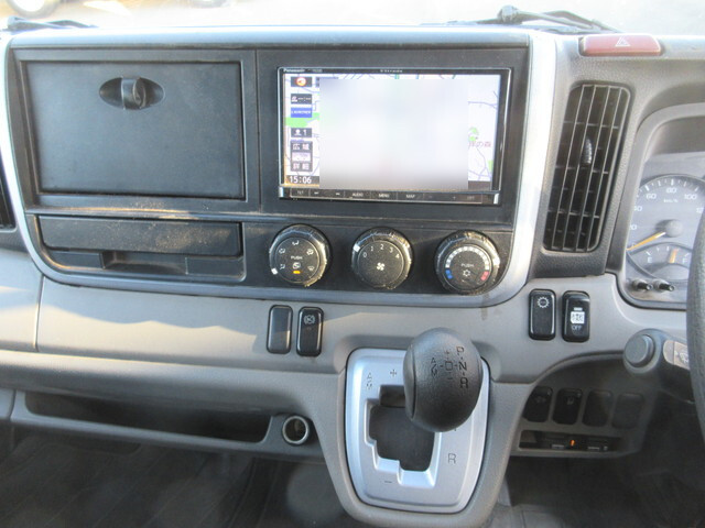 三菱ふそうキャンター平ボディ小型（2t・3t）[写真14]