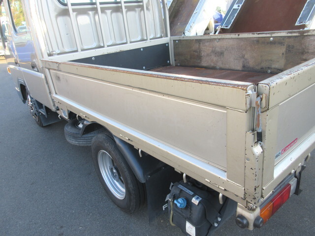 三菱ふそうキャンター平ボディ小型（2t・3t）[写真31]