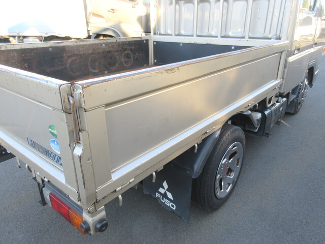 三菱ふそうキャンター平ボディ小型（2t・3t）[写真32]