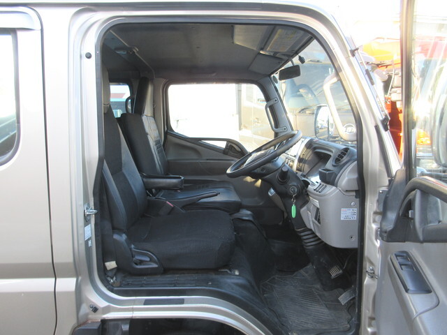 三菱ふそうキャンター平ボディ小型（2t・3t）[写真08]