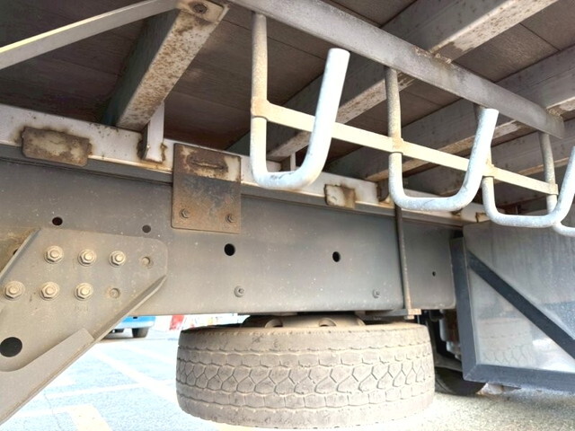 UDトラックスクオン幌車大型（10t）[写真13]