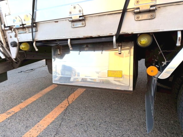 UDトラックスクオン幌車大型（10t）[写真14]